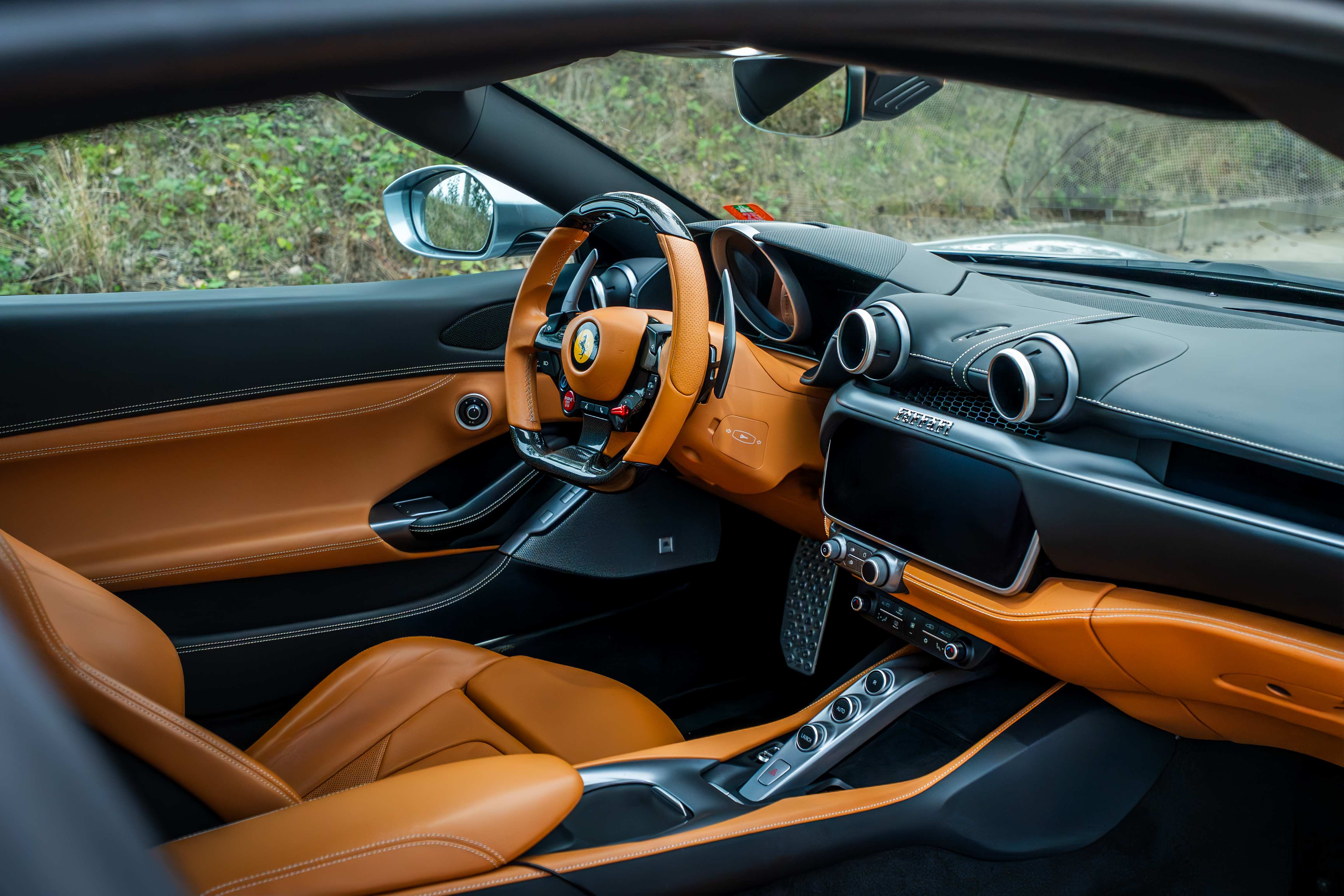 Ferrari oranje leer interieur detailing
